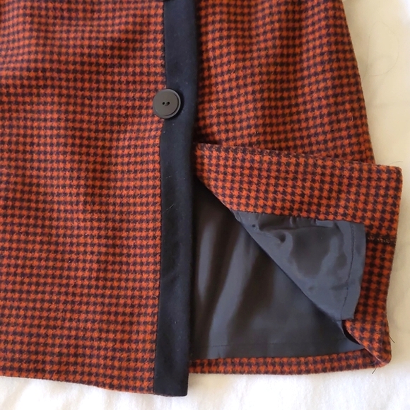 NWT. Woman's Full lined 100% wool blazer and skirt matching set. - Picture 7 of 8